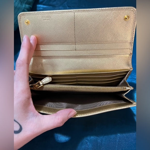 Prada Milano Gold Bow Wallet 🔥 - Picture 6 of 16